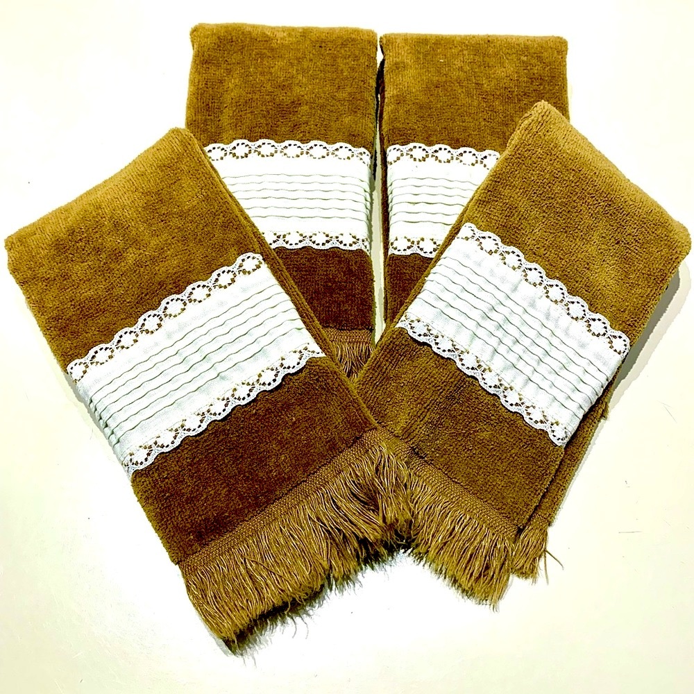 ☃️ 4 vintage towels. Outstanding. 2 new, 2 slightly used?